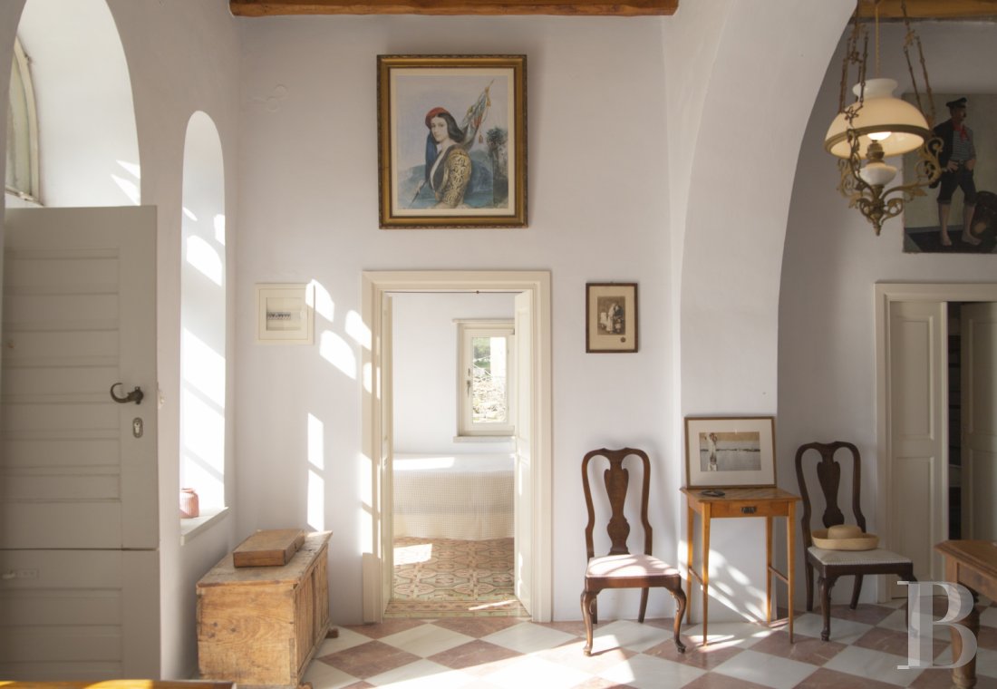 À Tinos, dans les Cyclades, une maison du 17e siècle tout de blanc vêtue - photo  n°4